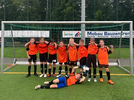 FS Sport: Fußballer trotzen Regen in Saalfeld